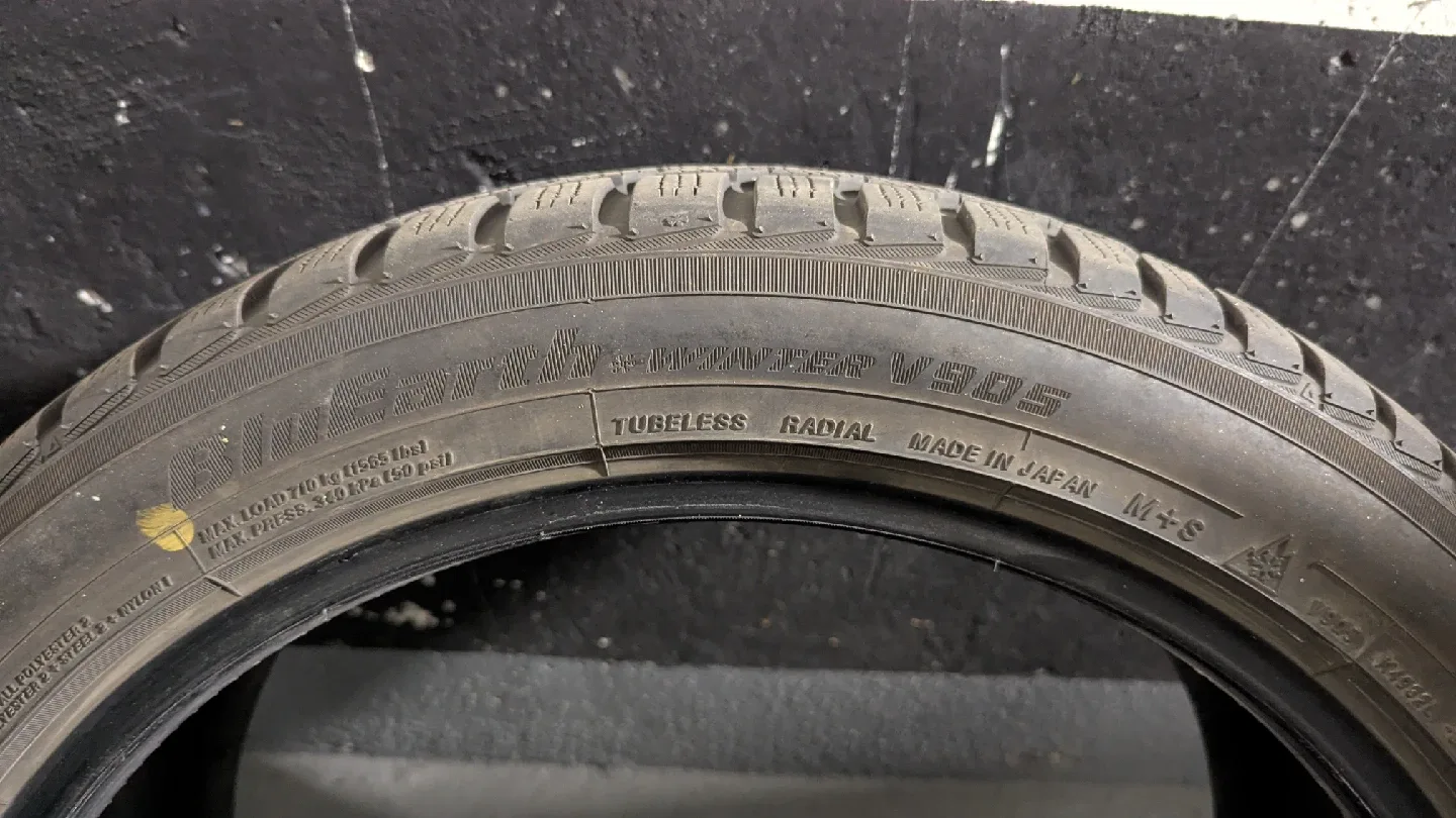 Yokohama BluEarth Winter V905 Tire Set (4)