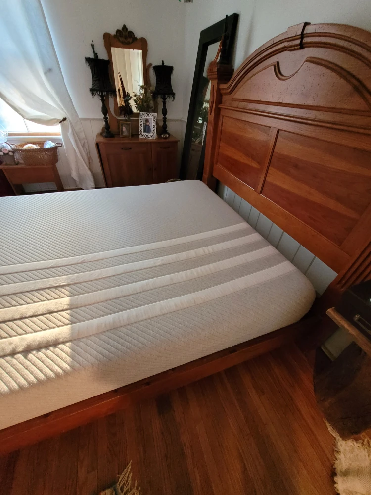 Queen size - Wooden Bed Frame with 10 inch memory foam mattress. - photo 2