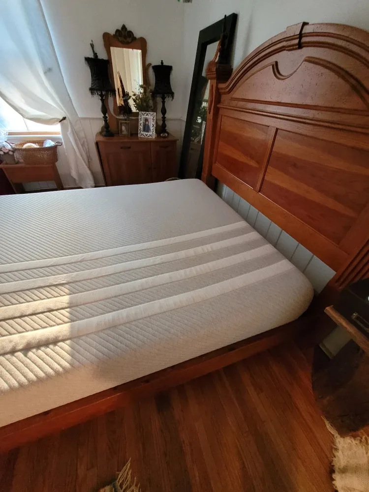 Queen size - Wooden Bed Frame with 10 inch memory foam mattress. image indicator(2)