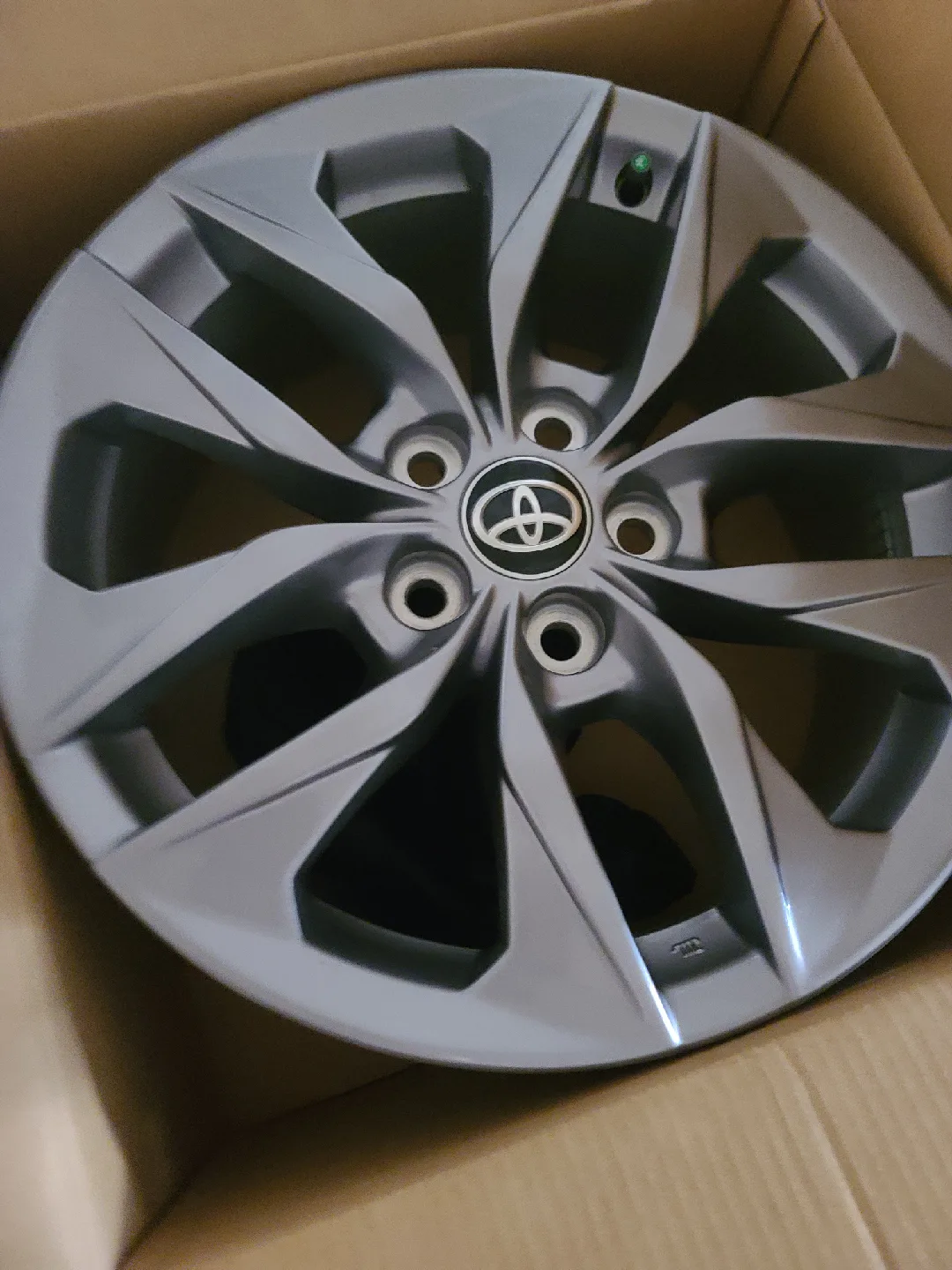 Toyota Genuine Parts Wheel Rim image indicator(4)