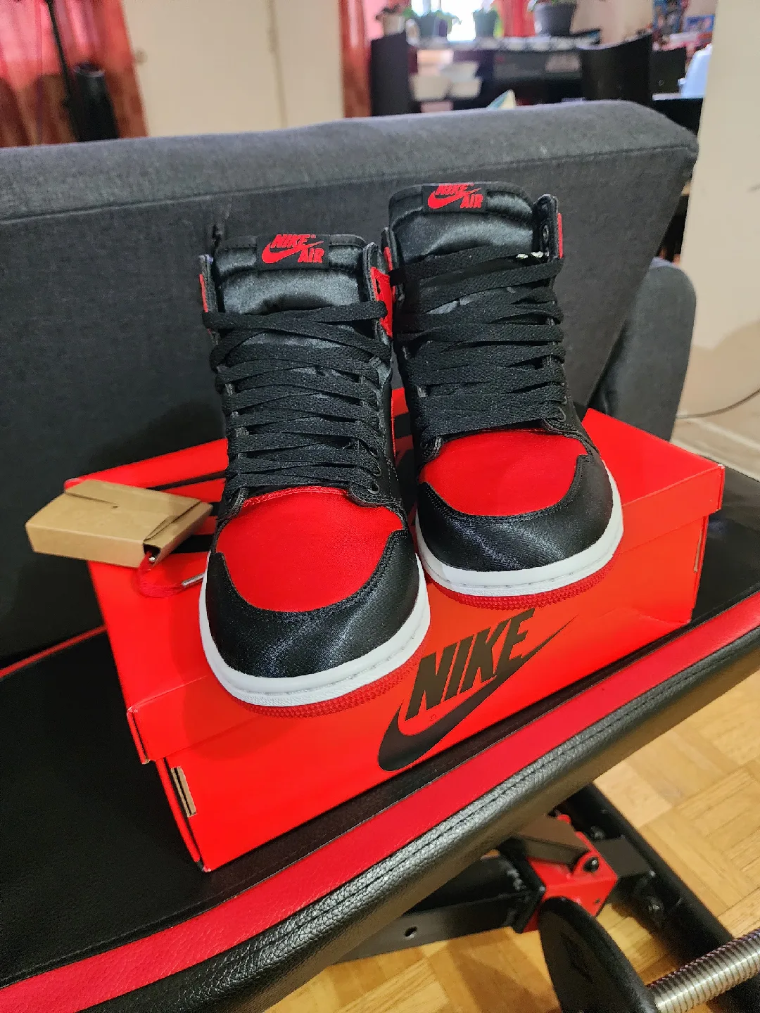 Nike Air Jordan 1 Retro High OG Satin bred image indicator(3)
