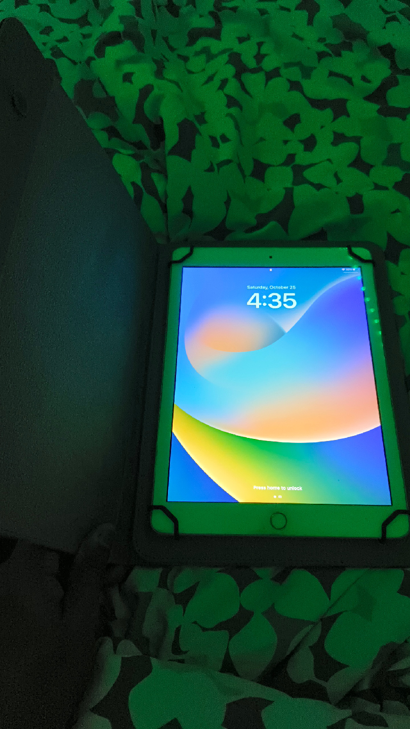 Apple iPad 5th Generation  Golden Color - photo 3