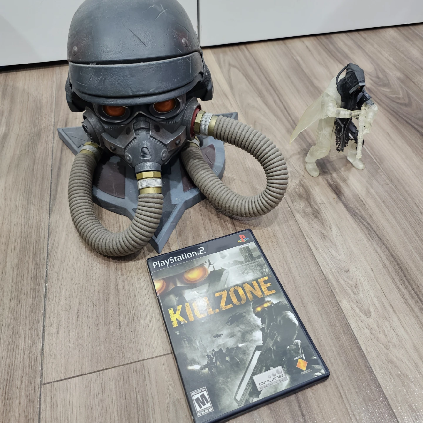 Killzone Helmet /Action Figure + Game