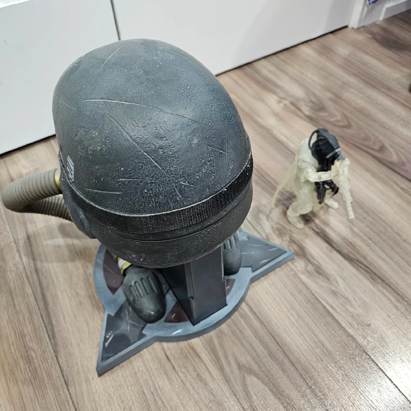 Killzone Helmet /Action Figure + Game image indicator(3)