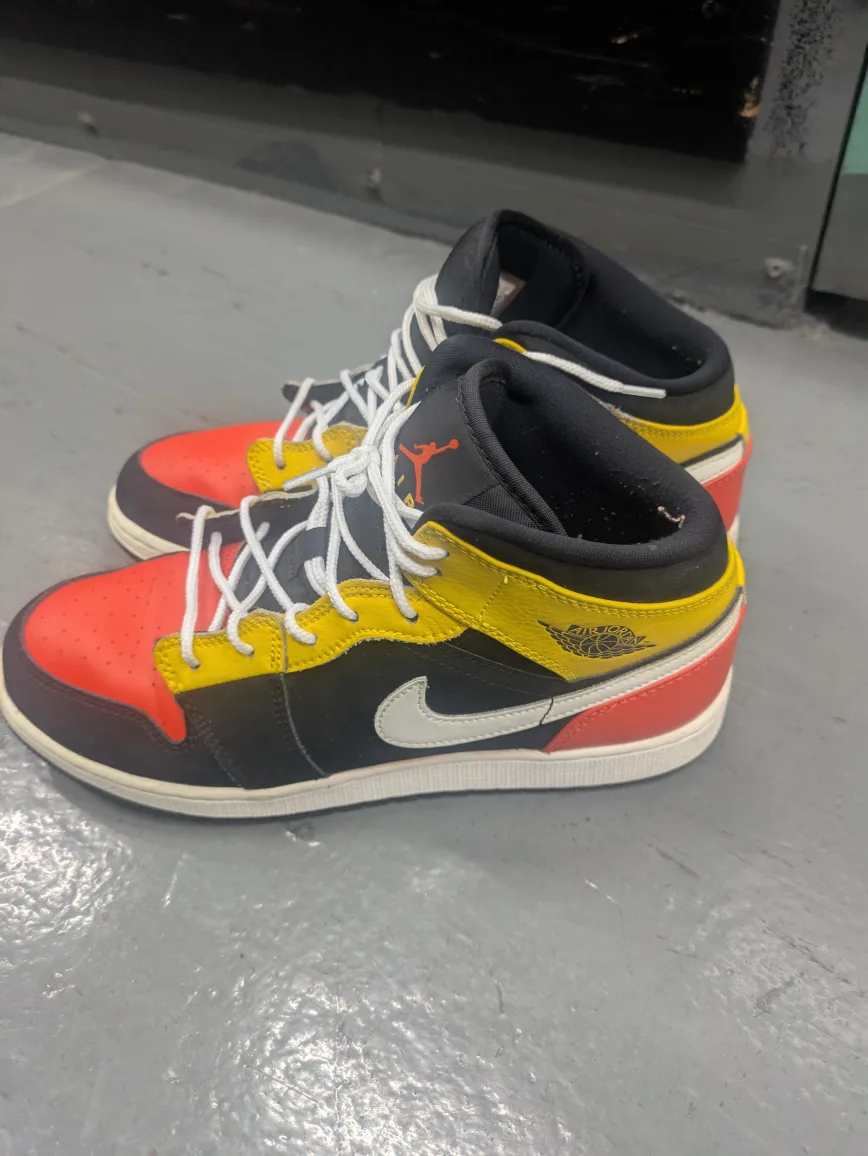 Air Jordan 1 Mid sneakers SE Amarillo image indicator(2)