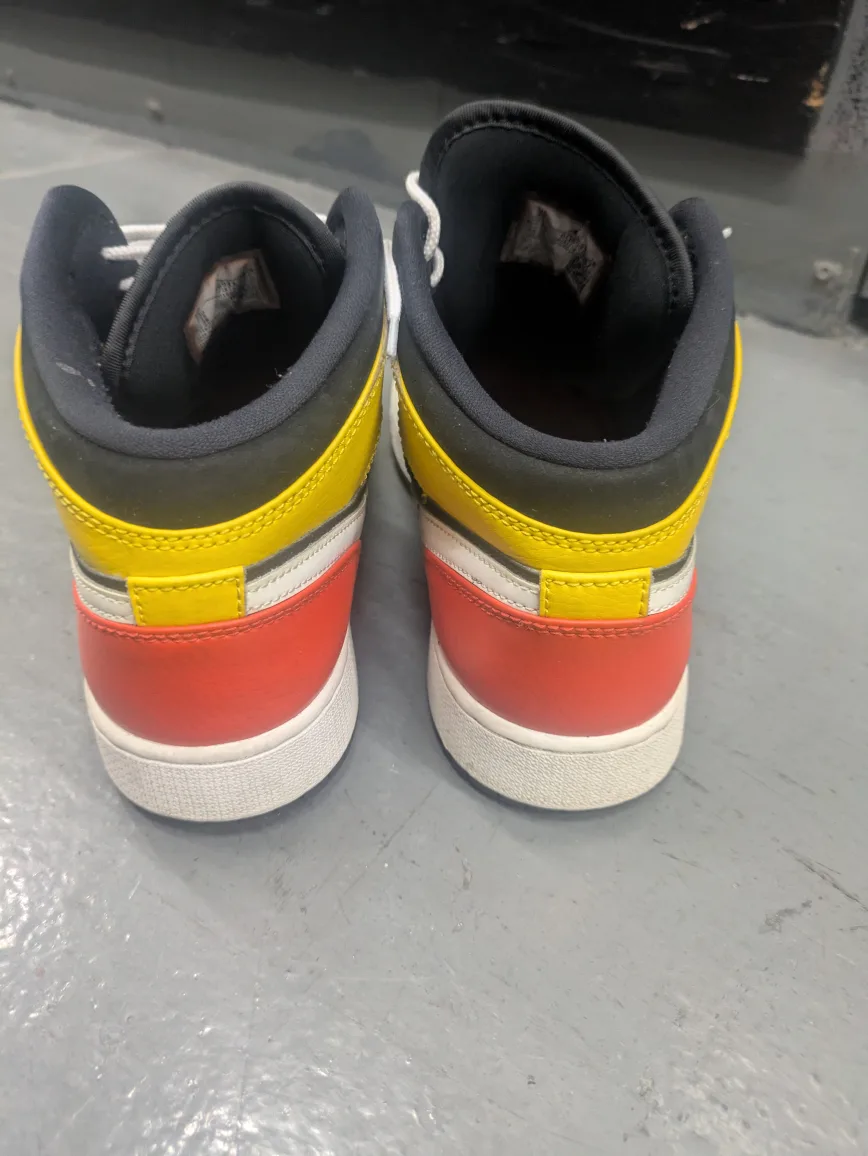 Air Jordan 1 Mid sneakers SE Amarillo image indicator(4)