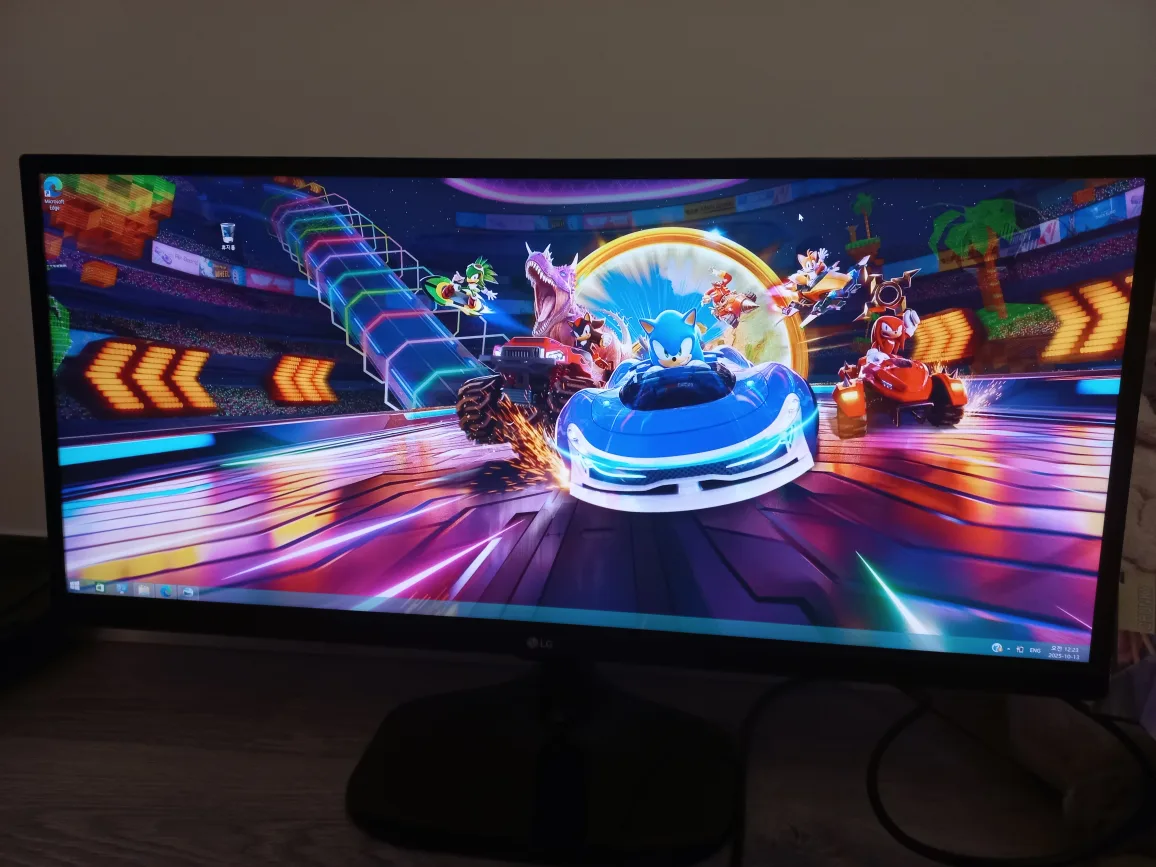 LG 21:9 Ultrawide Monitor thumbnail