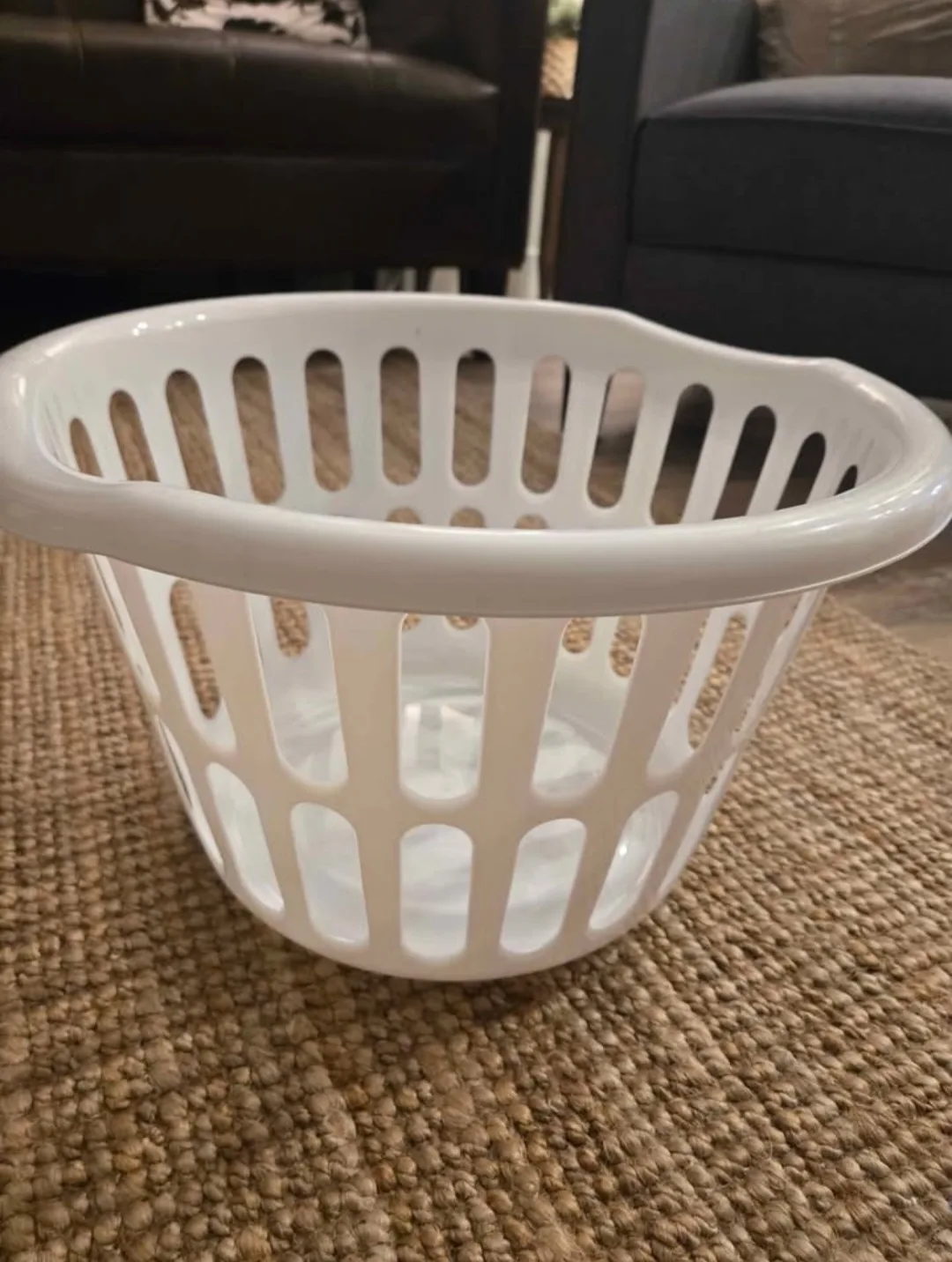 White Plastic Laundry Basket image indicator(2)