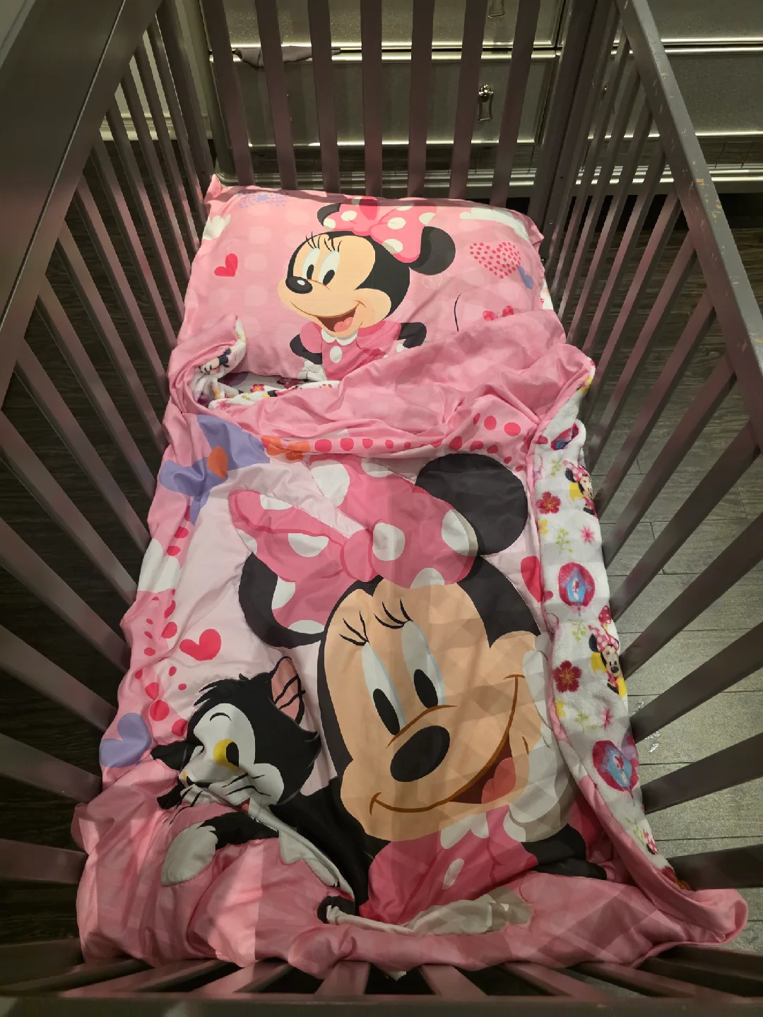 Crib + Mattress + minnie mouse comforter set image indicator(2)