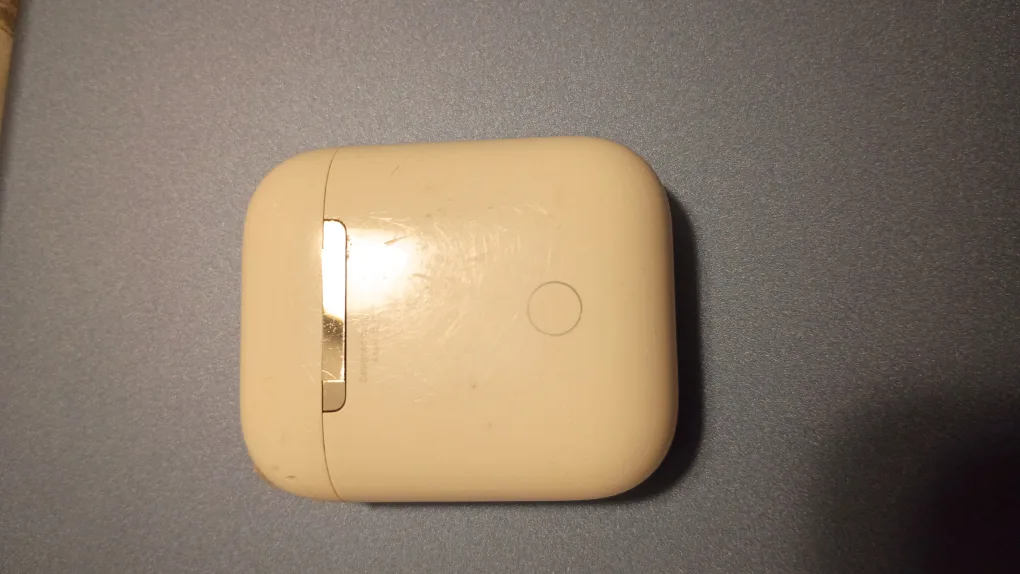 Apple AirPods 2nd Generation - Beige image indicator(2)