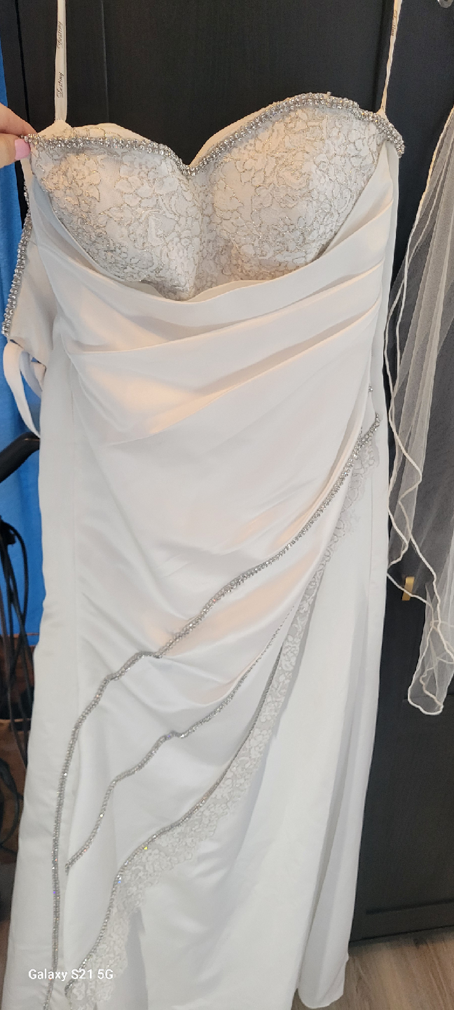 White Wedding Dress with Diamond  Detailing - photo 3