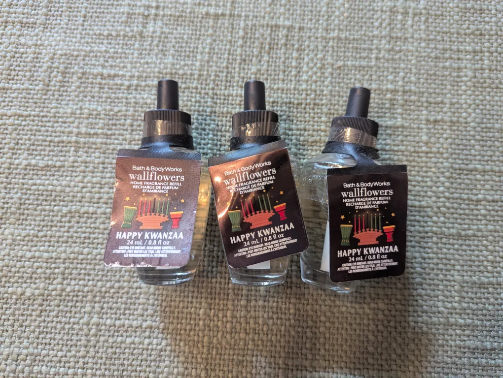 Bath & Body Works Wallflowers - Happy Kwanzaa bundle image indicator(3)