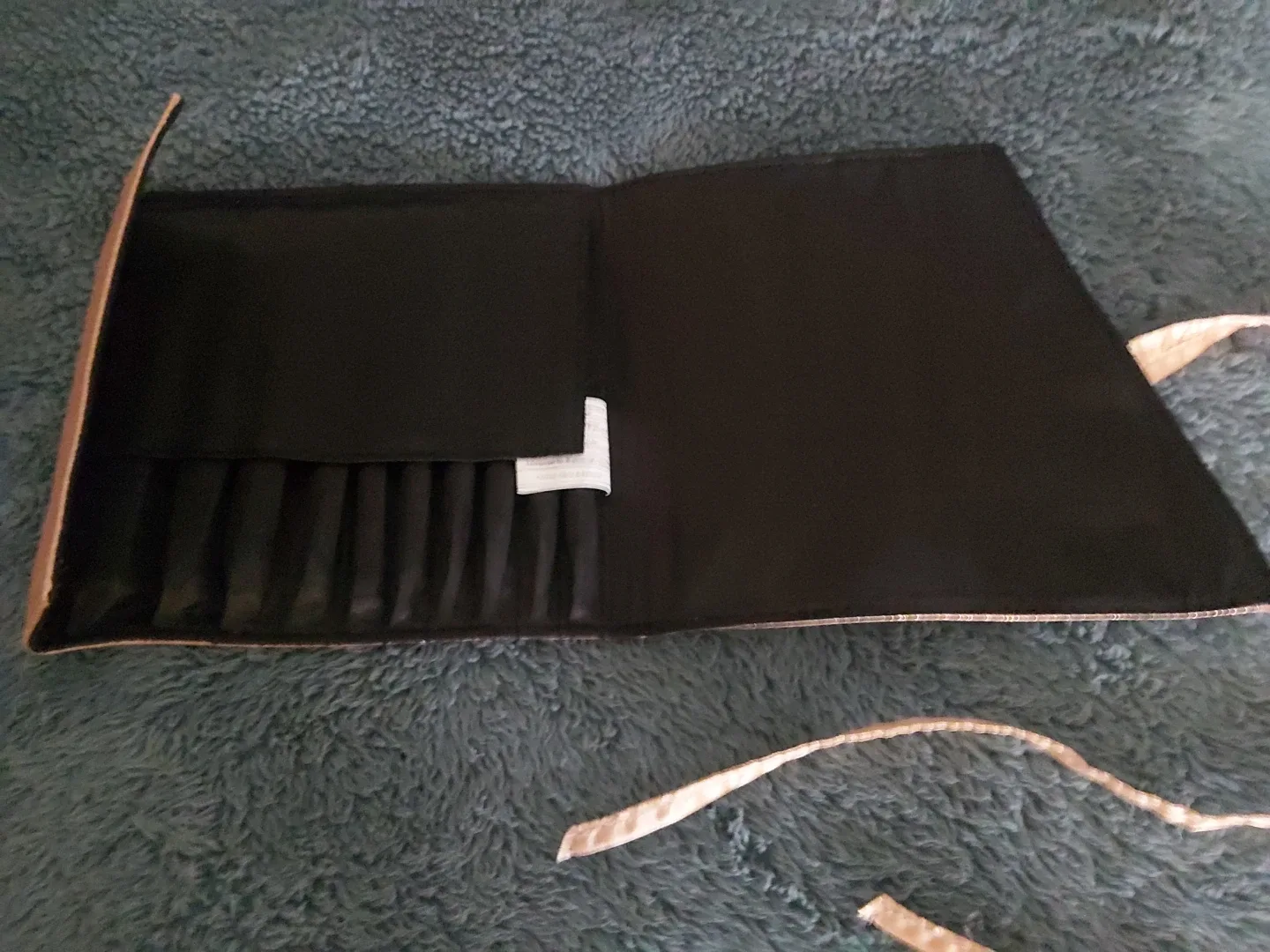 Makeup Brush Set with Carrying Case image indicator(2)