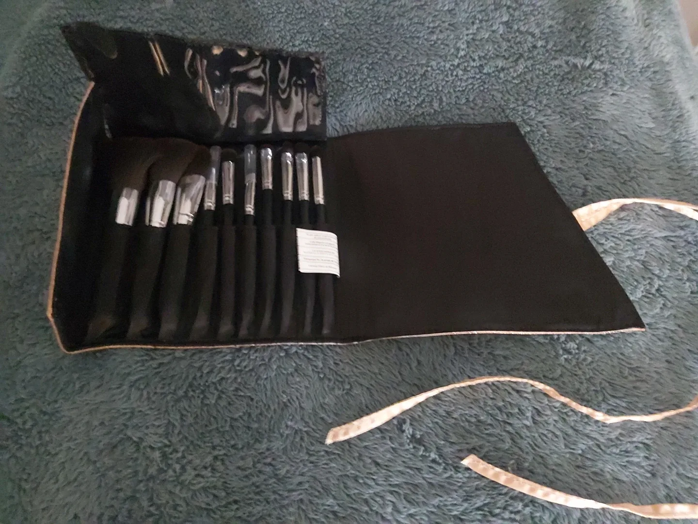 Makeup Brush Set with Carrying Case image indicator(3)