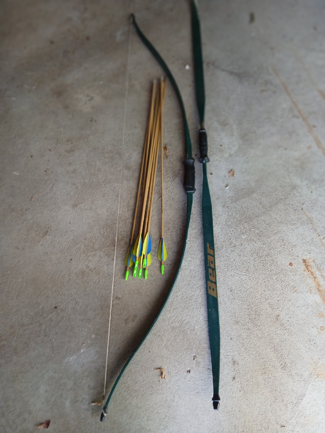 Bear bow (2) with practice arrows (6). - photo 2