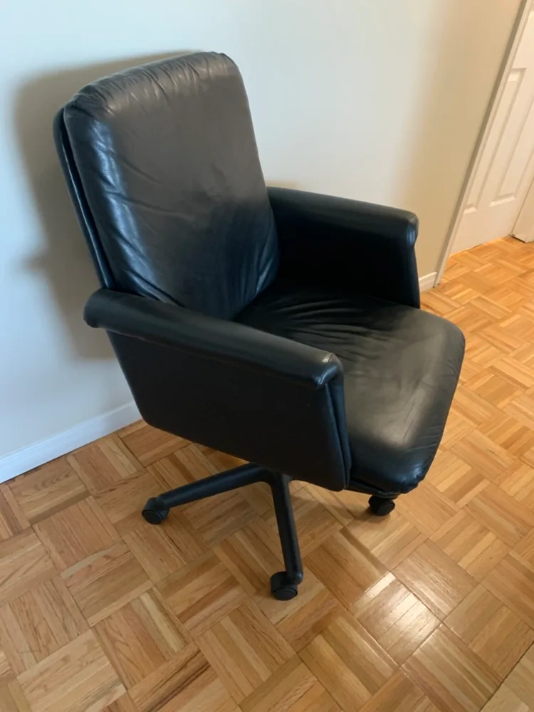 Leather chairs, very comfortable thumbnail