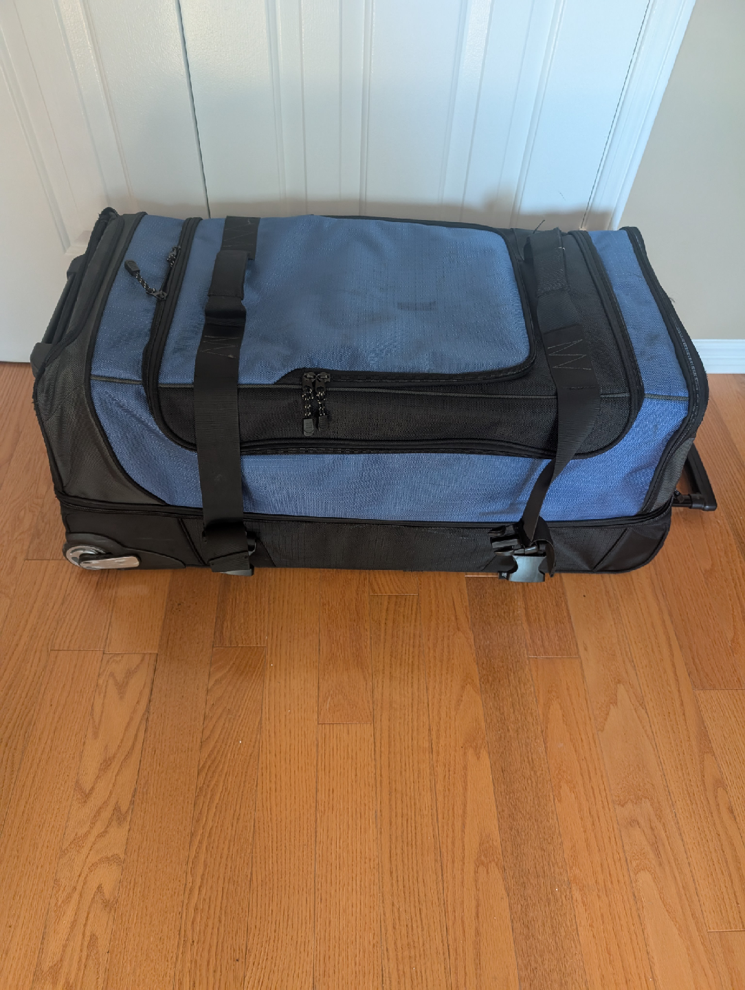 AmazonBasics Rolling Duffel Bag - Blue/Black