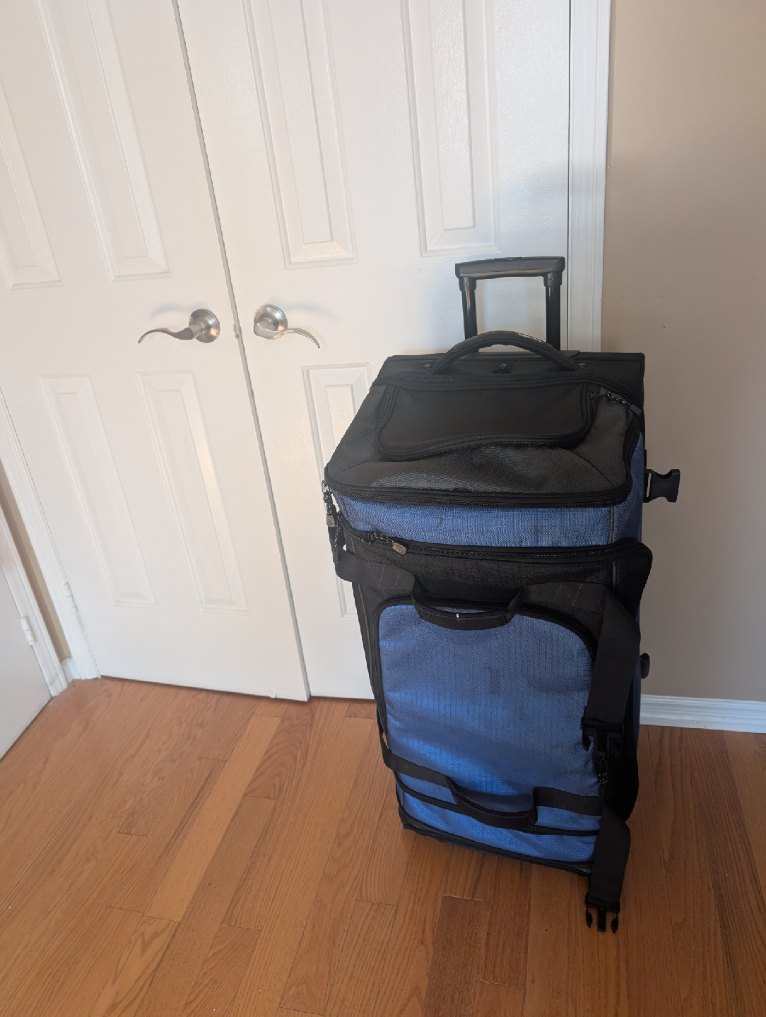 AmazonBasics Rolling Duffel Bag - Blue/Black - photo 5