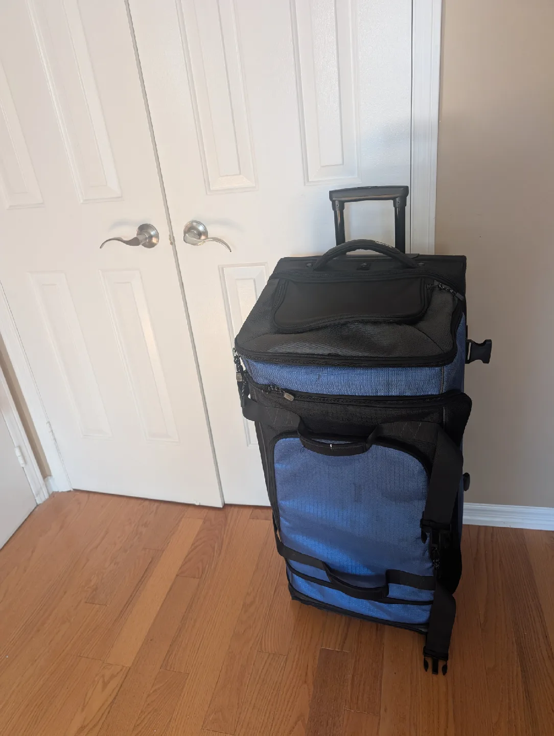 AmazonBasics Rolling Duffel Bag - Blue/Black image indicator(5)