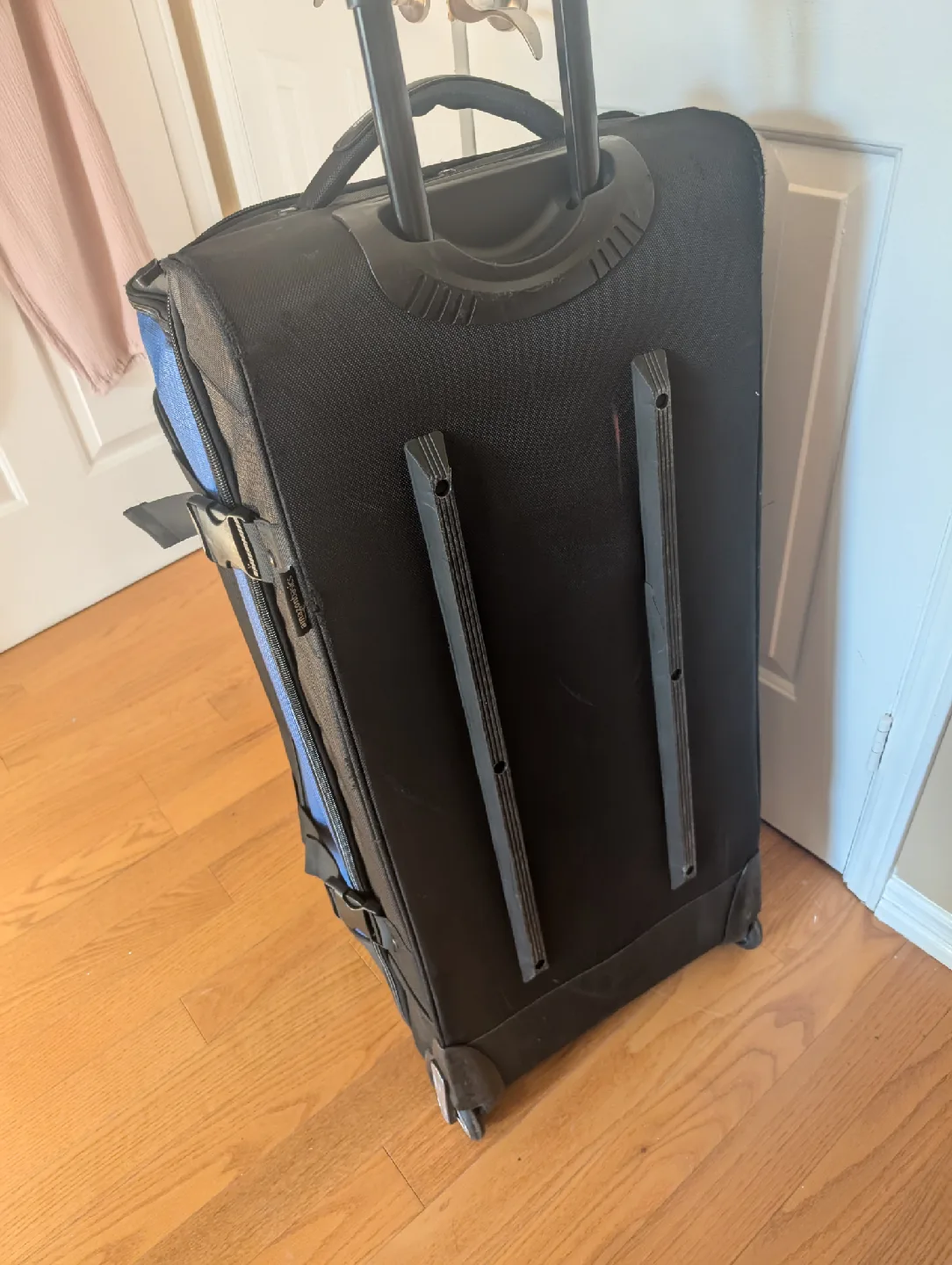 AmazonBasics Rolling Duffel Bag - Blue/Black image indicator(7)