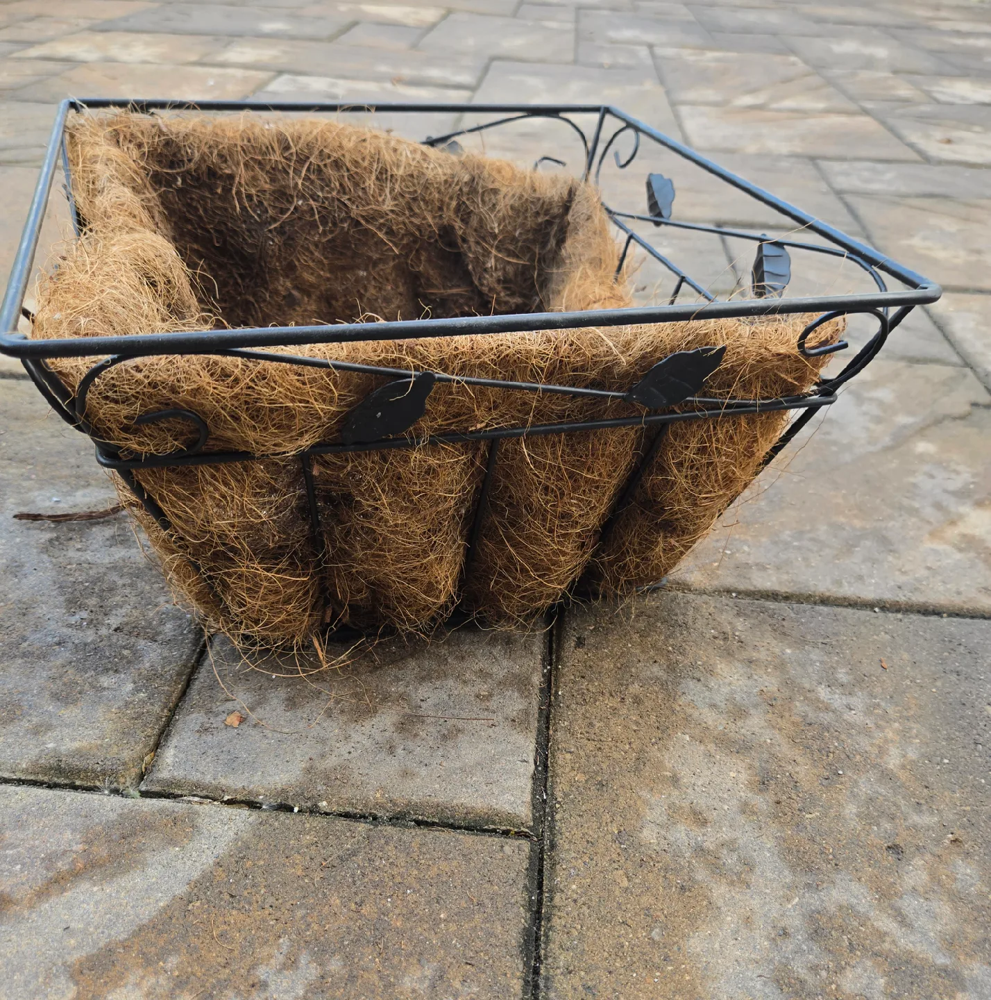 Metal Hanging Planter Basket w/ Coco Liner image indicator(3)