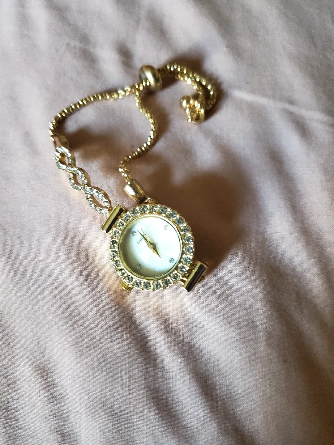 Ladies' Gold-Tone Fashion Watch image indicator(3)