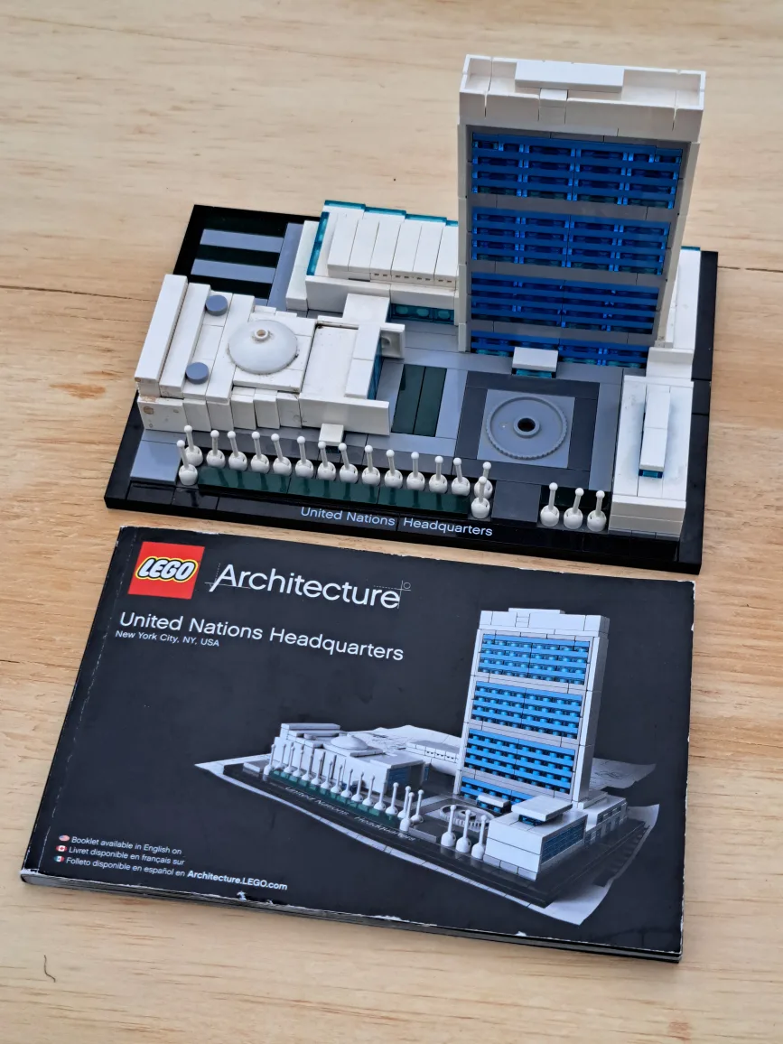 LEGO Architecture United Nations Headquarters image indicator(3)