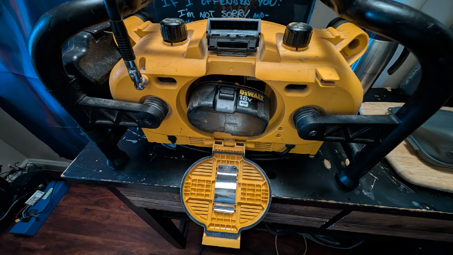 DeWalt 18V Jobsite Radio/Charger thumbnail