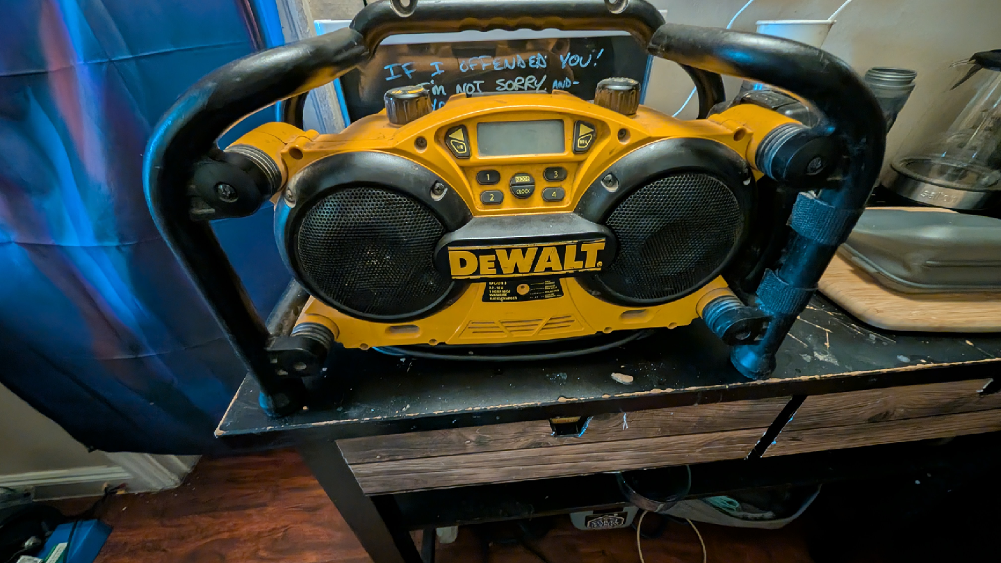DeWalt 18V Jobsite Radio/Charger - photo 3
