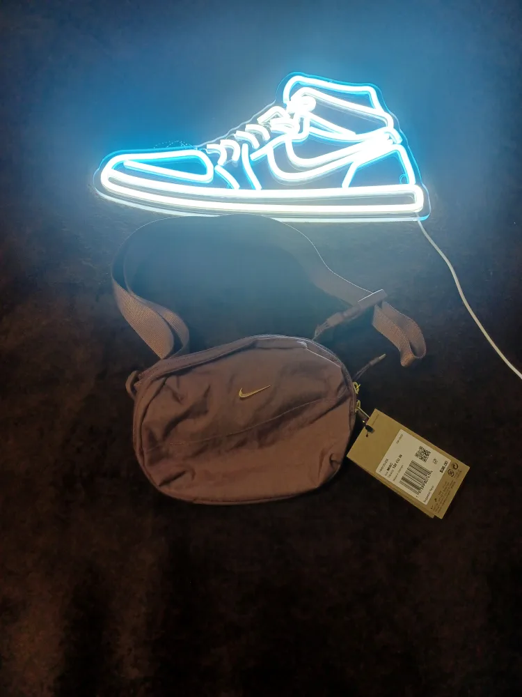 Nike Aura Crossbody Bag 2L Sportswear Bag Waistpack Smokey Mauve image indicator(2)