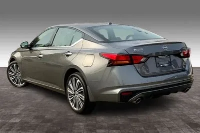 2024 Nissan Altima Platinum image indicator(9)