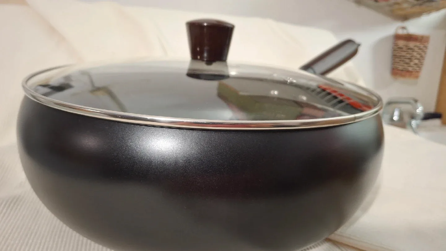 11" Black Wok with Lid image indicator(2)