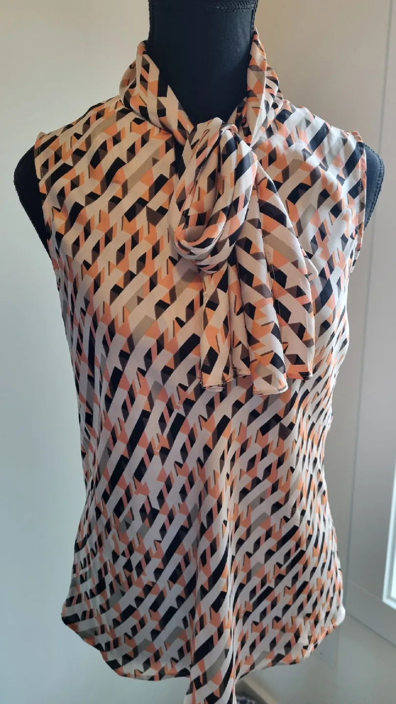 Patterned Sleeveless Blouse with Neck Tie image indicator(5)