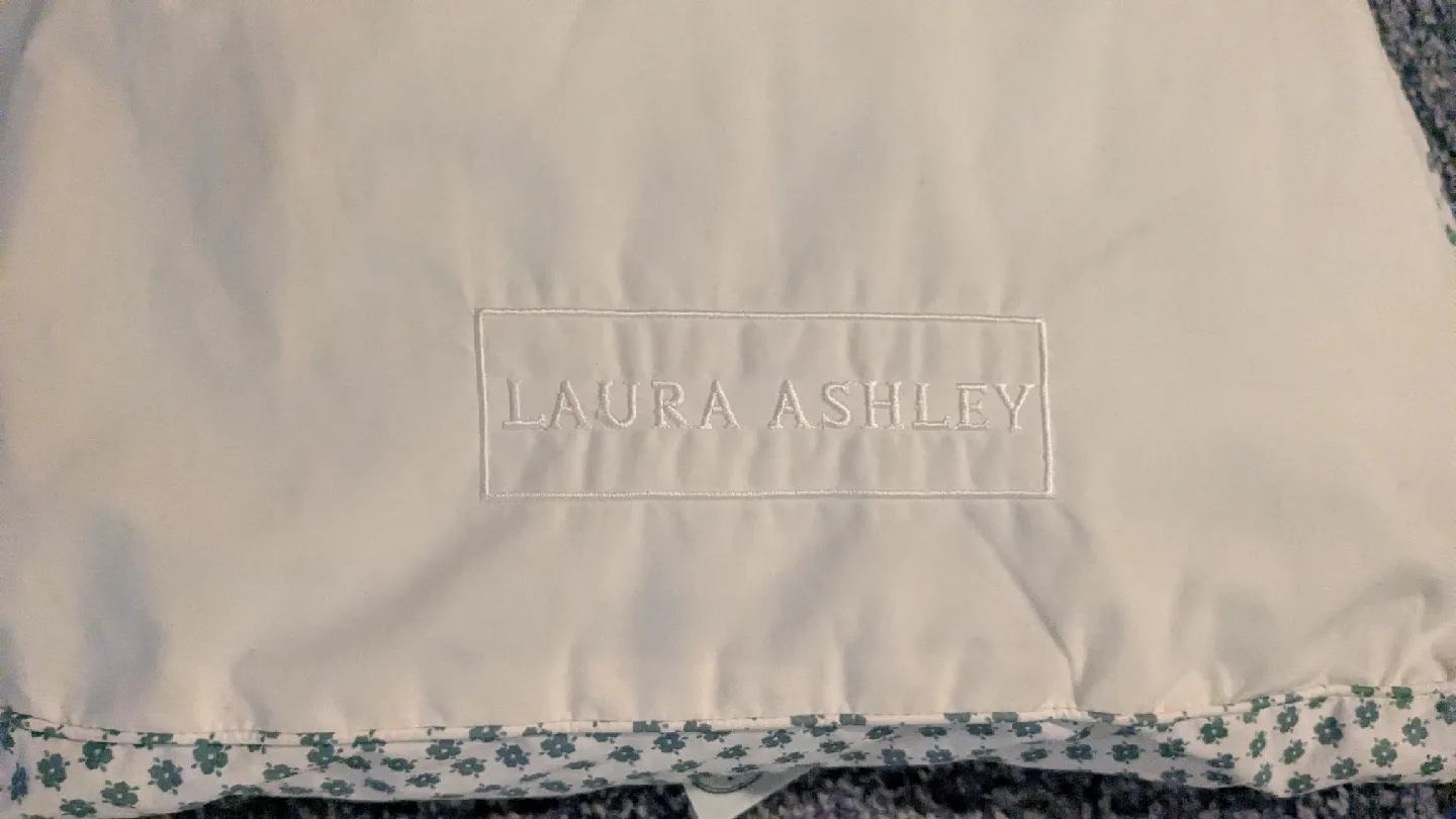 Vera Wang Queen White Comforter w/set of Laura Ashley Pillows image indicator(4)