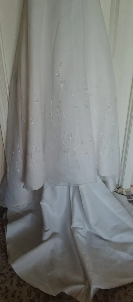 White Wedding Dress image indicator(2)