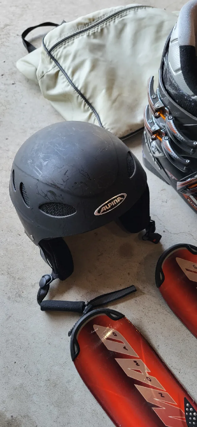 Atomic Ski Set with Alpina Helmet image indicator(3)