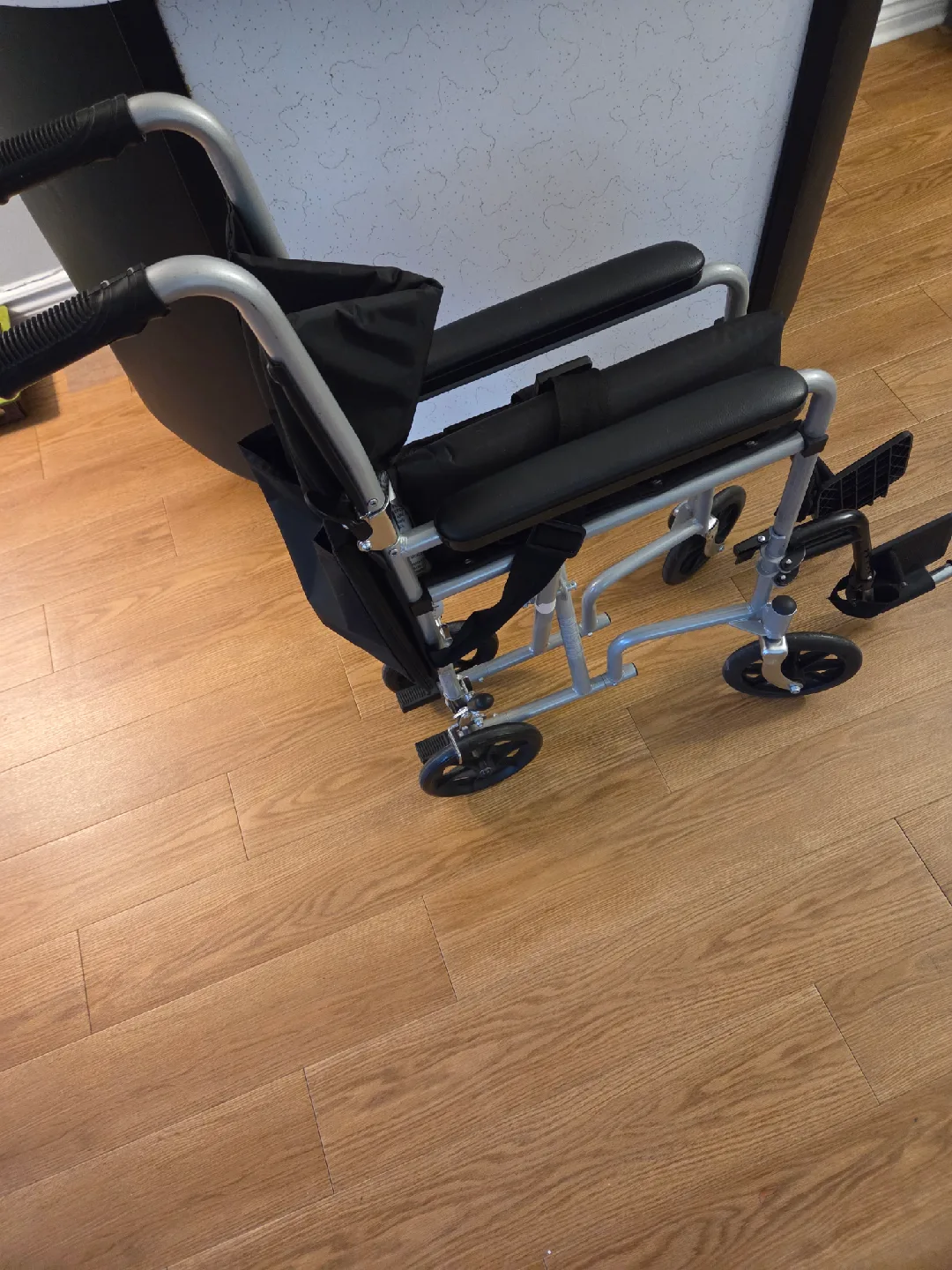 Airgo Lightweight Transport Wheelchair For Petit Person image indicator(4)