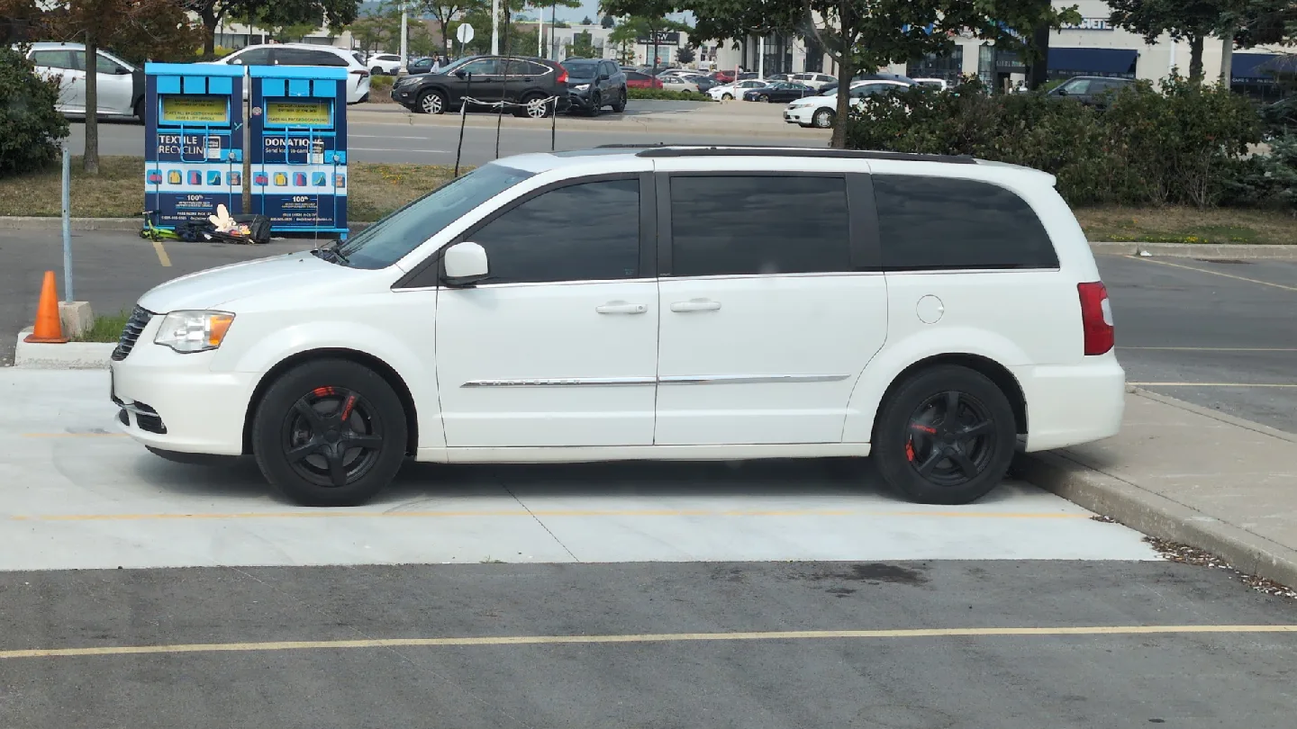 White Chrysler Town & Country Minivan image indicator(4)