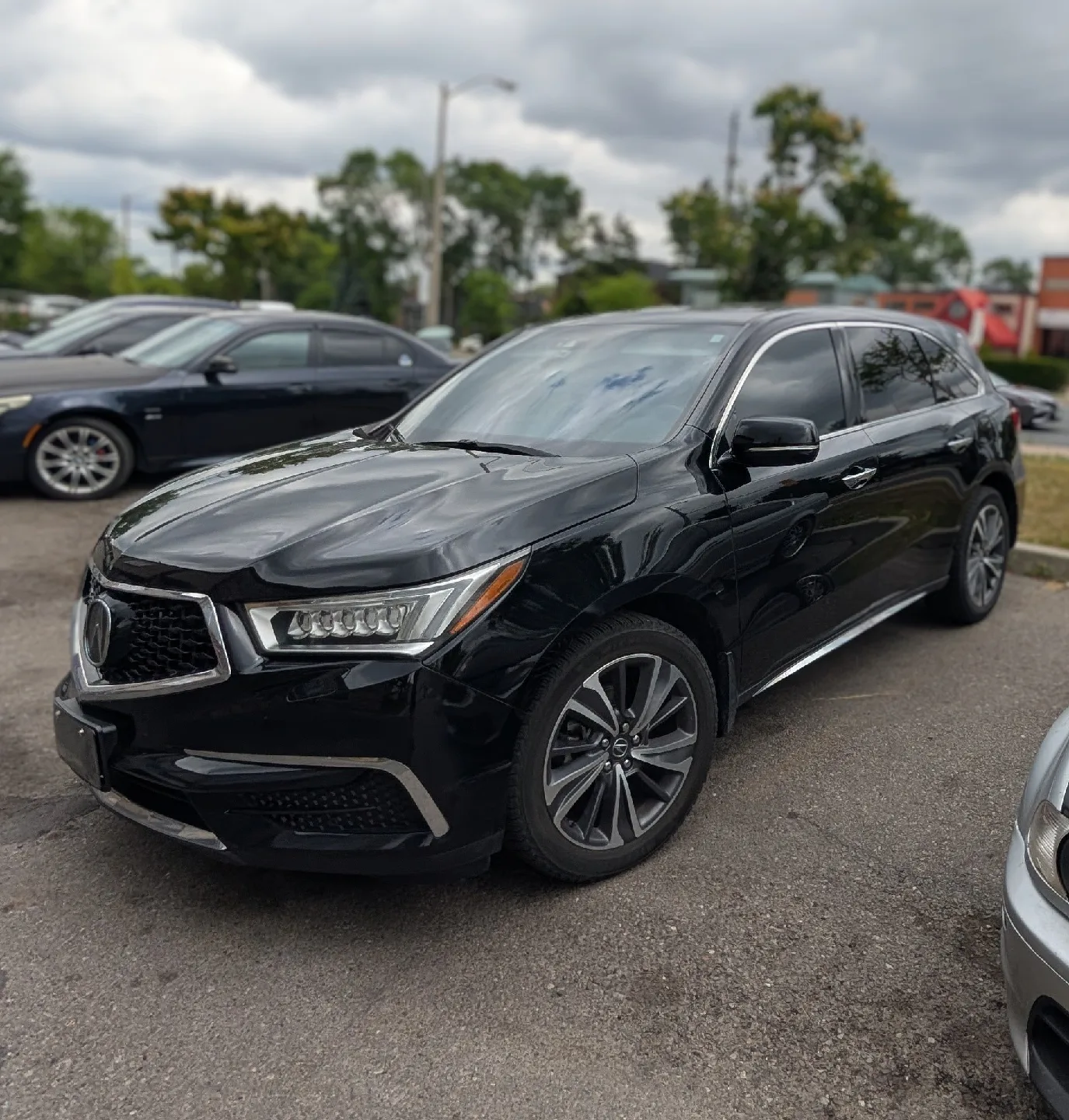 Black Acura MDX thumbnail