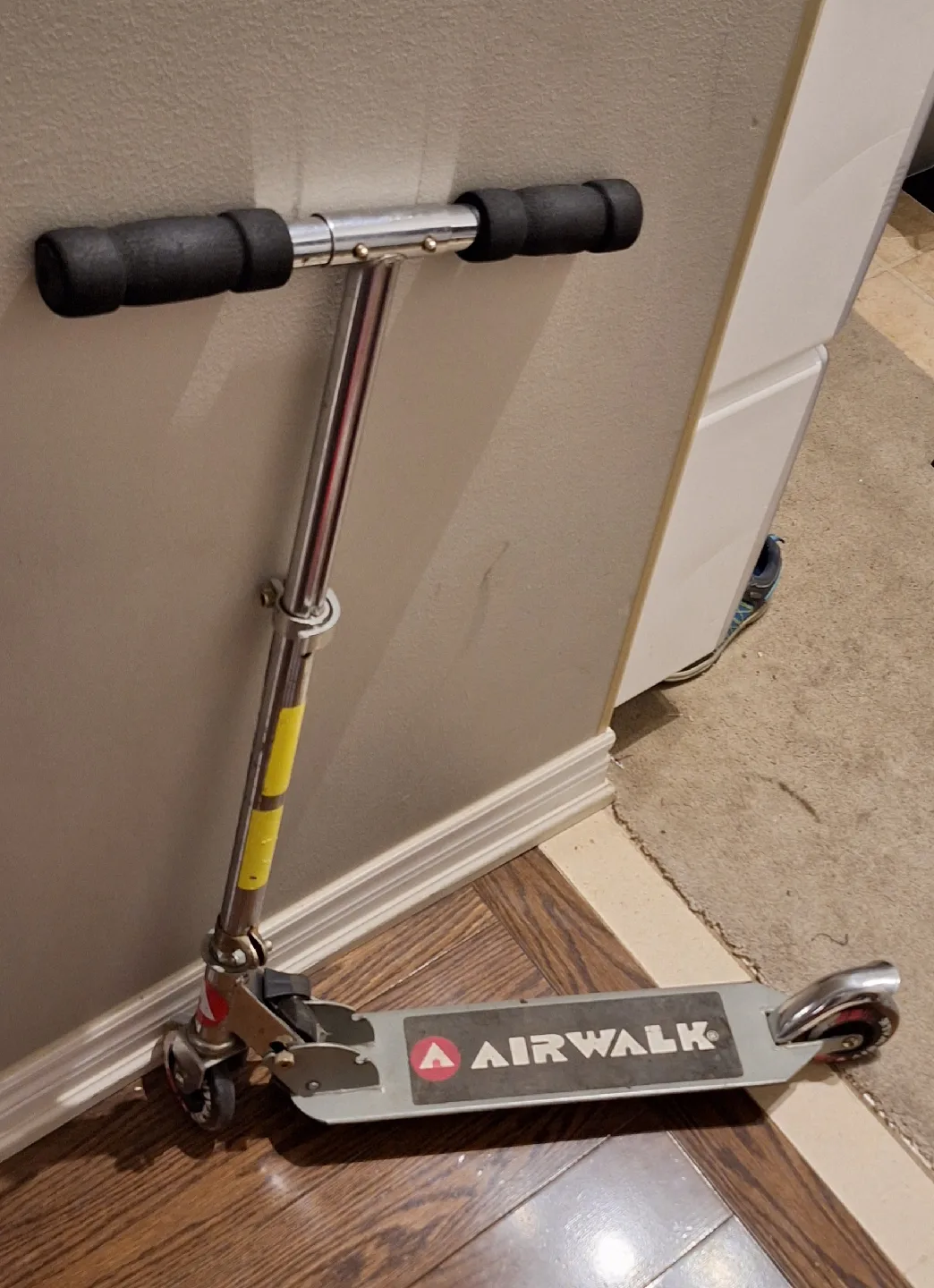Airwalk Folding Kick Scooter - Grey image indicator(2)