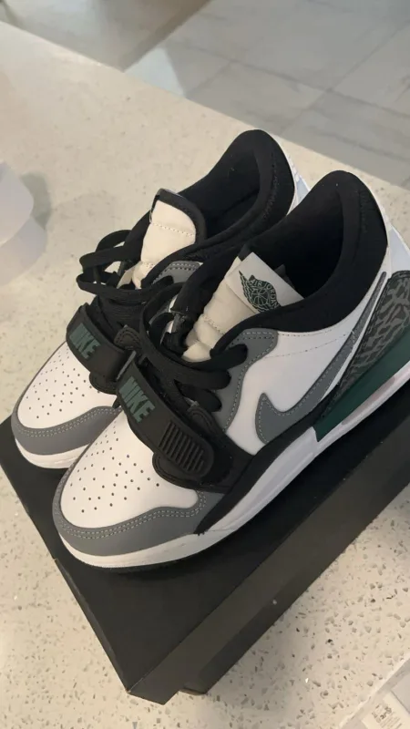 Air Jordan Legacy 312 Low (GS) - Size 4Y image indicator(4)