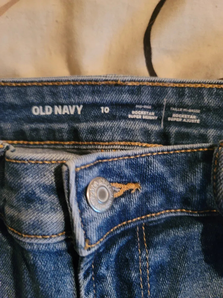 Old Navy Rockstar Super Skinny Jeans - Size 10 image indicator(2)