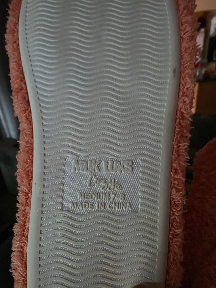NEW never worn ladies slippers image indicator(3)