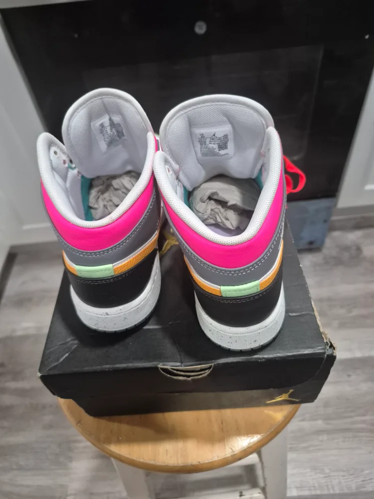 Jordan 1 Mid SE (GS) Size 4Y image indicator(2)