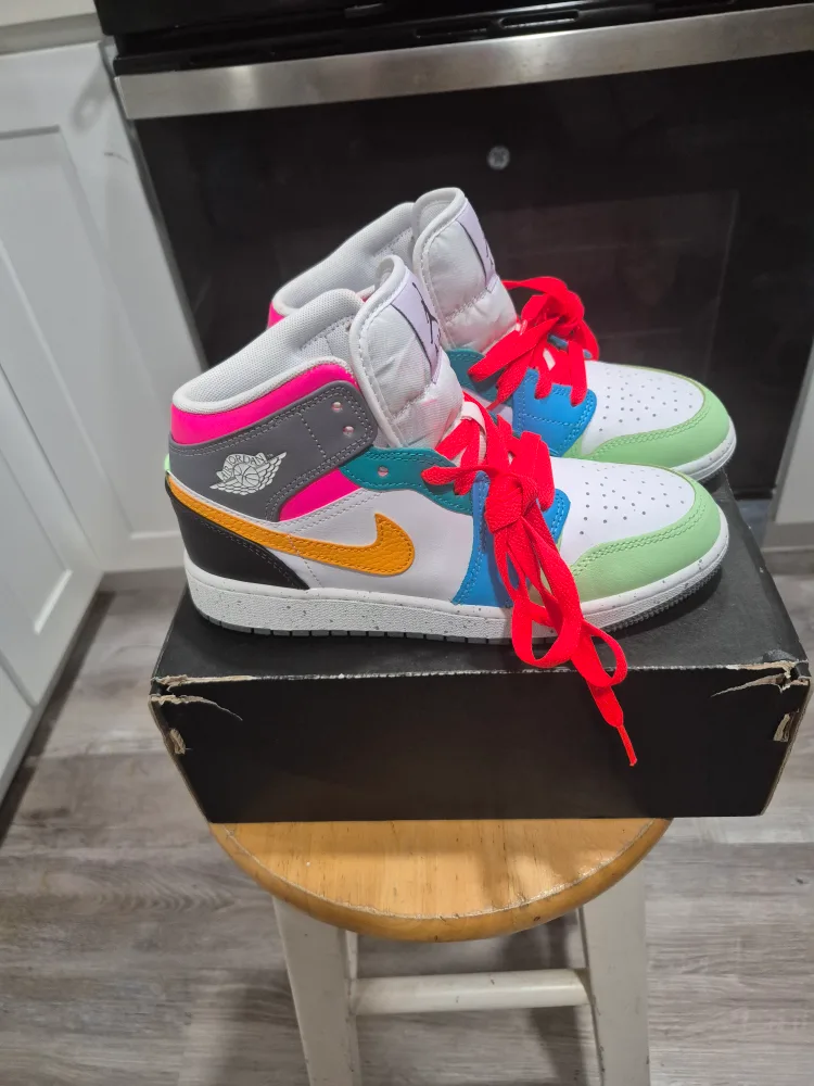 Jordan 1 Mid SE (GS) Size 4Y image indicator(6)