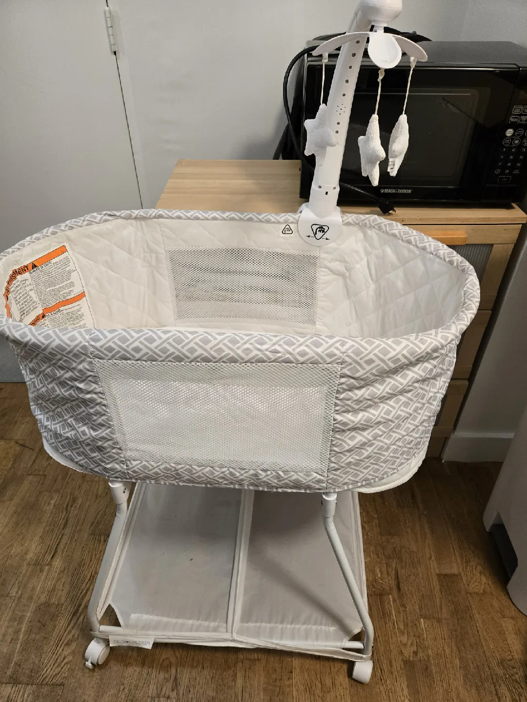 Delta Children Bassinet image indicator(3)