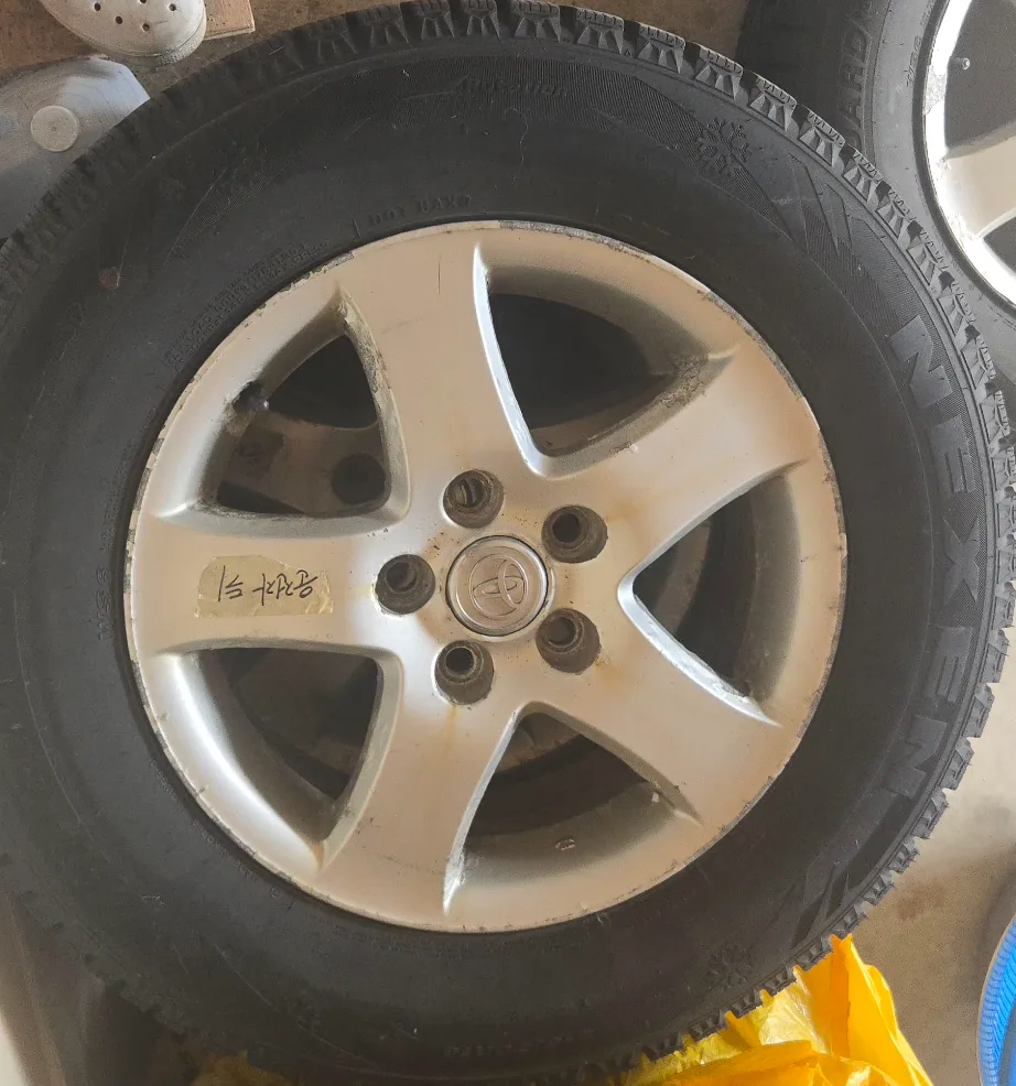 Set of 4 Winter Tires & Toyota Rims image indicator(5)