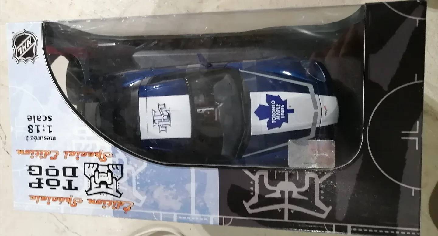 Maisto Chevrolet Corvette Coupe - Toronto Maple Leafs Edition image indicator(2)