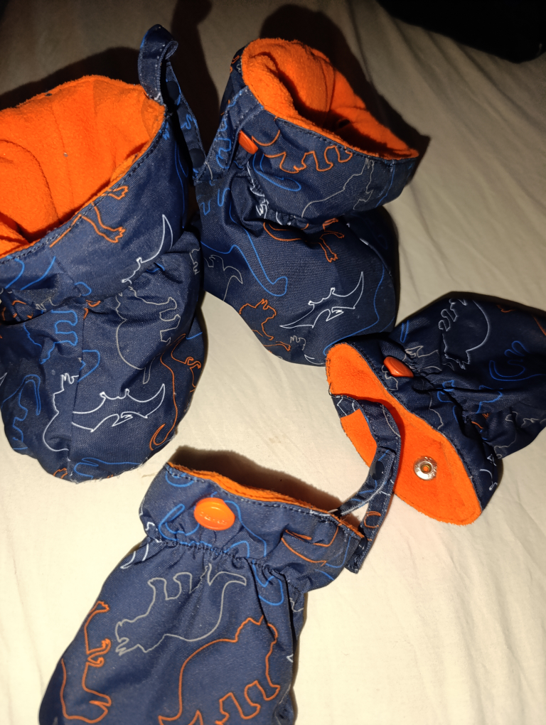 OshKosh B'gosh 12M Snowsuit with Mittens & Booties - photo 4