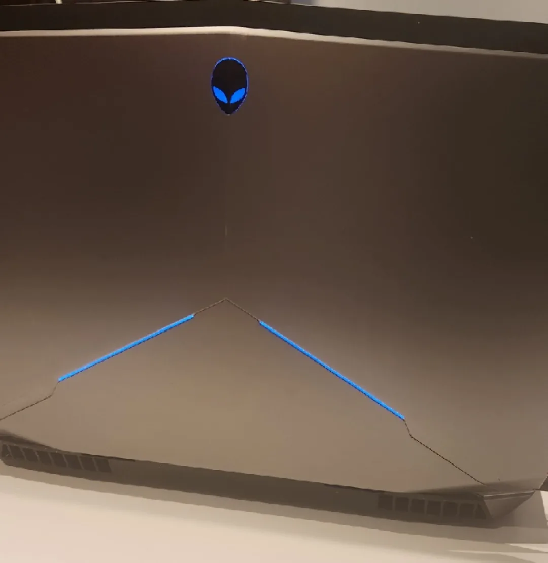 Alienware 17 Gaming Laptop image indicator(3)